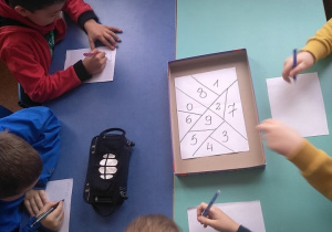 Dzieci grające w grę matematyczną